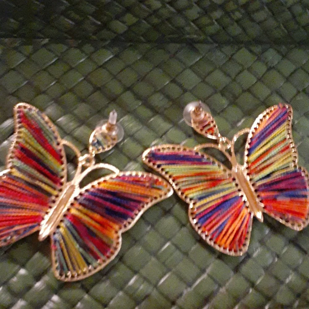 Gorgeous  butterfly pierced earrings! - Picture 2 of 3